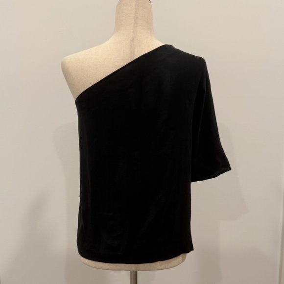 H&M "sueded silk" off-the-shoulder short sleeve black top - Picture 2 of 2